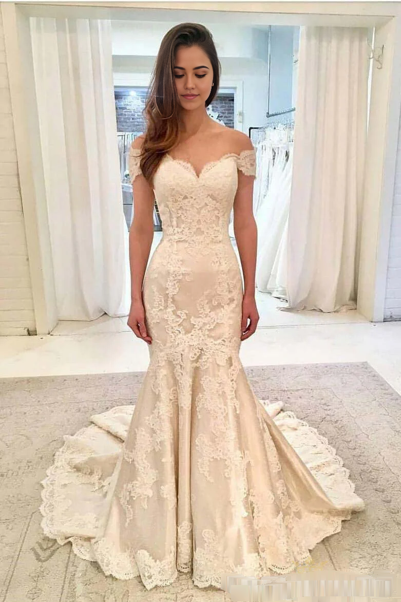 Vestidos de novia de encaje con cola de sirena y hombros descubiertos